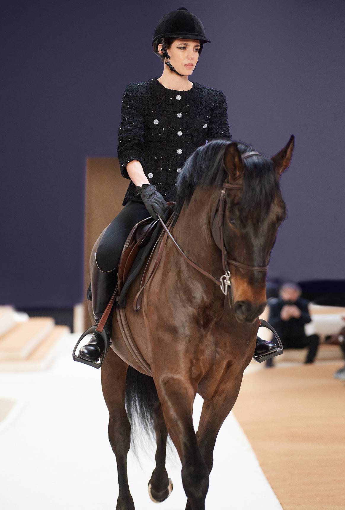Photo Credits: Carlota Casiraghi durante el desfile de Chanel Alta Costura para la temporada Primavera/Verano de 2022 SS22. Chanel, fotografía de cortesía.