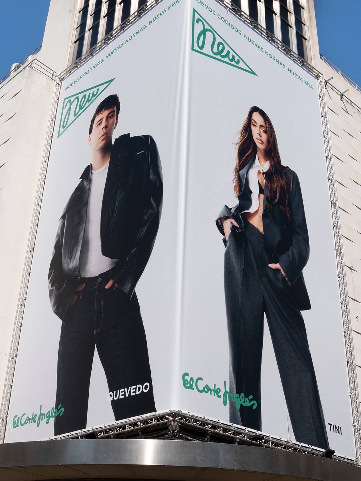 Exterior de un centro de El Corte Inglés con fotografías de la campaña de “New” protagonizada por Tini y Quevedo para Primavera/Verano 2025.