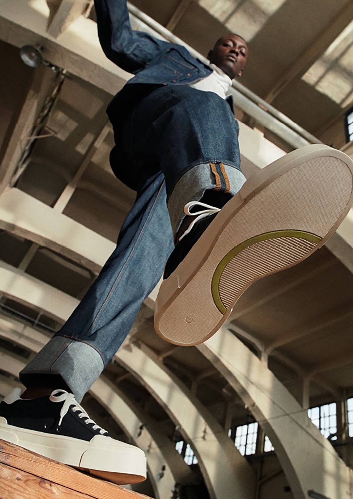 H&M en Good News lanceren unisex sneakercollectie van bananenplanten en druivenleer