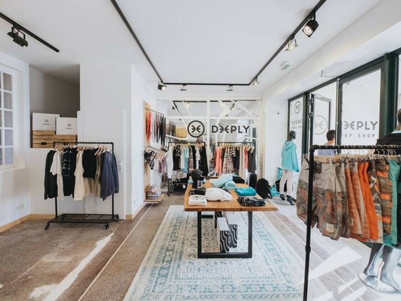 Le label surf Deeply ouvre deux points de vente en France