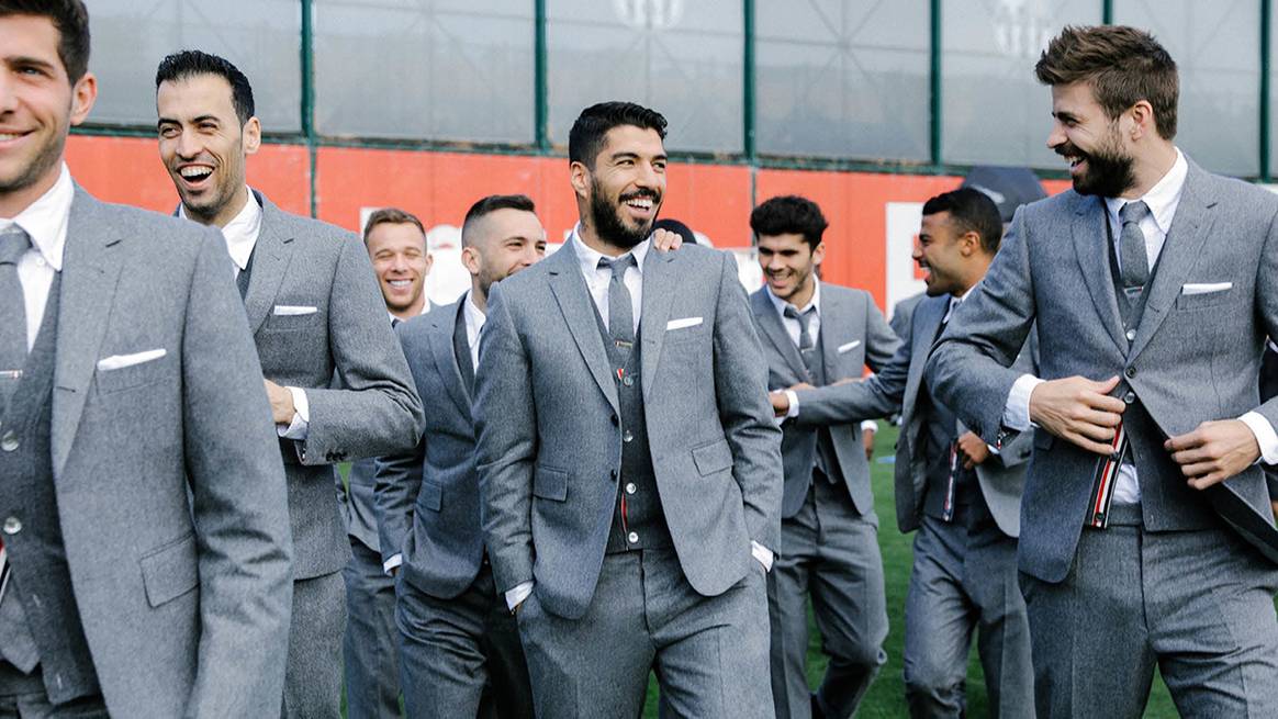 Het team van FC Barcelona in op maat gemaakte Thom Browne-pakken als onderdeel van de outfit voor het seizoen 2018/2019.