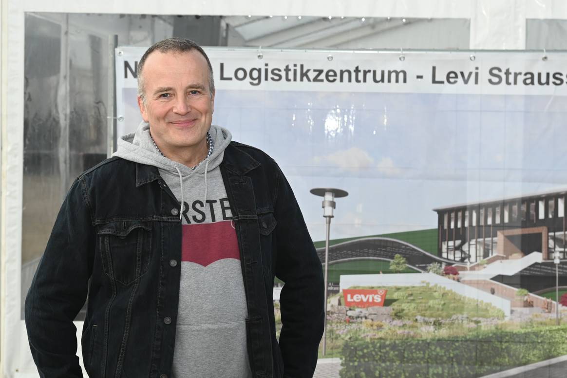 Torsten Müller, Levi's vice-president voor distributie en
logistiek voor Europa, Zuid-Azië, het Midden-Oosten en Noord-Afrika,
bij de start van de bouw in Dorsten, Duitsland. Beeld:
Levi's