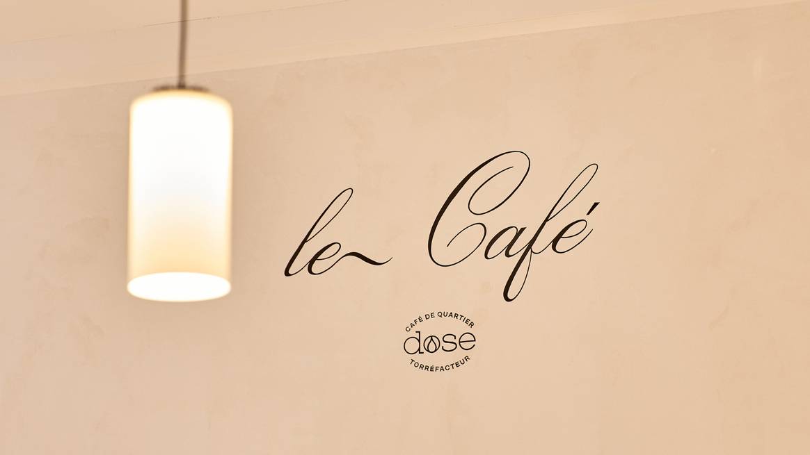 Dose, la marque parisienne de café, dispose d'un espace au sein de la boutique.