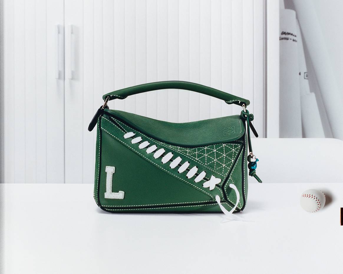 Modelo de la colección cápsula de aniversario “Puzzle 10” de Loewe por los 10 años del lanzamiento del bolso Puzzle.