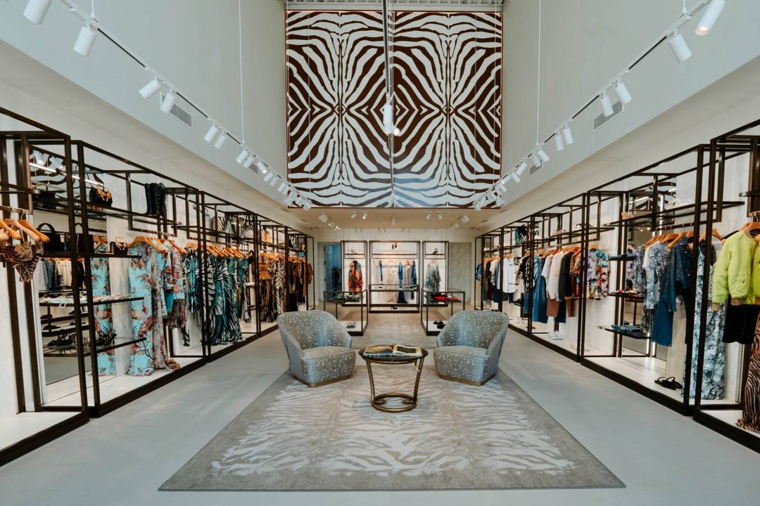Roberto Cavalli rafforza la sua presenza a Ibiza con una nuova boutique.