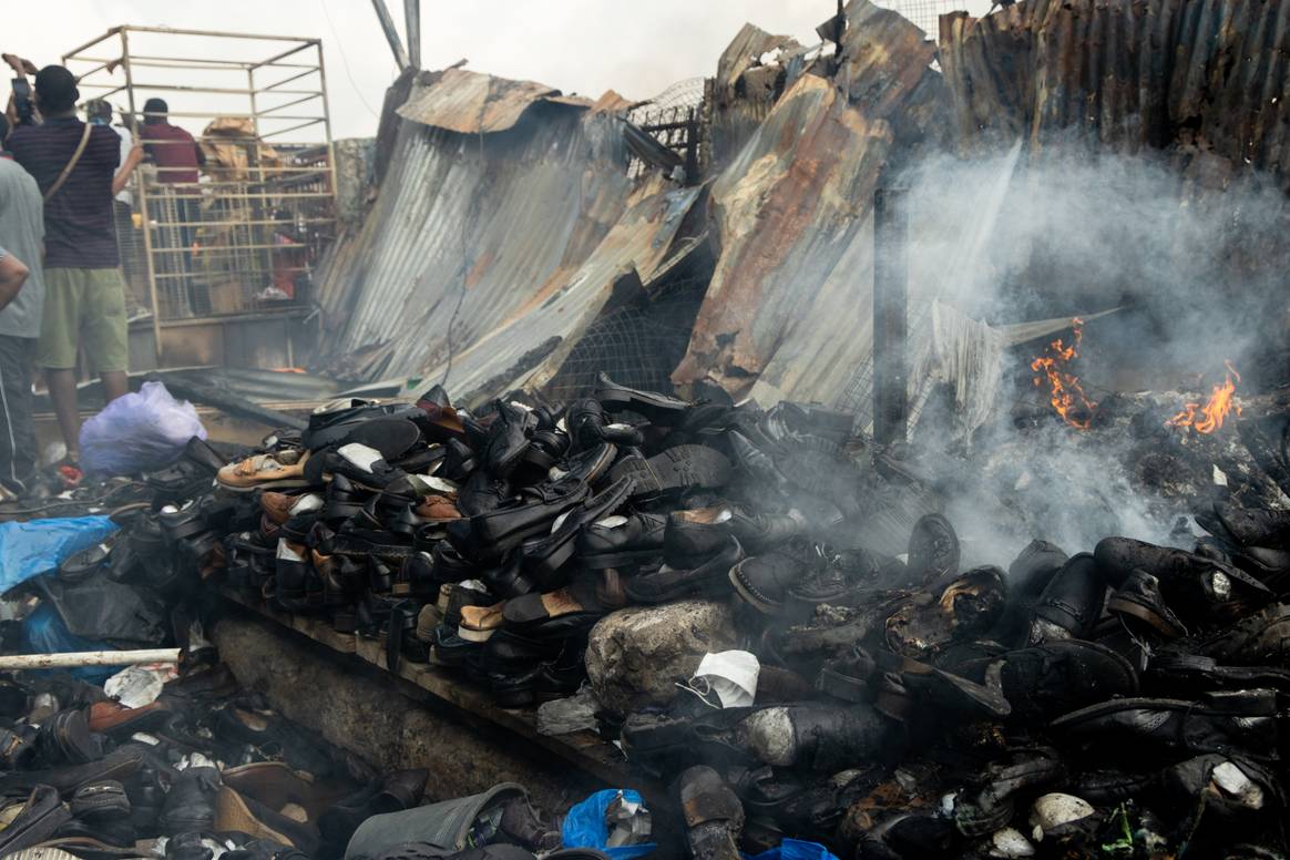 Algunas pilas de zapatos en el Mercado Kantamanto durante el incendio