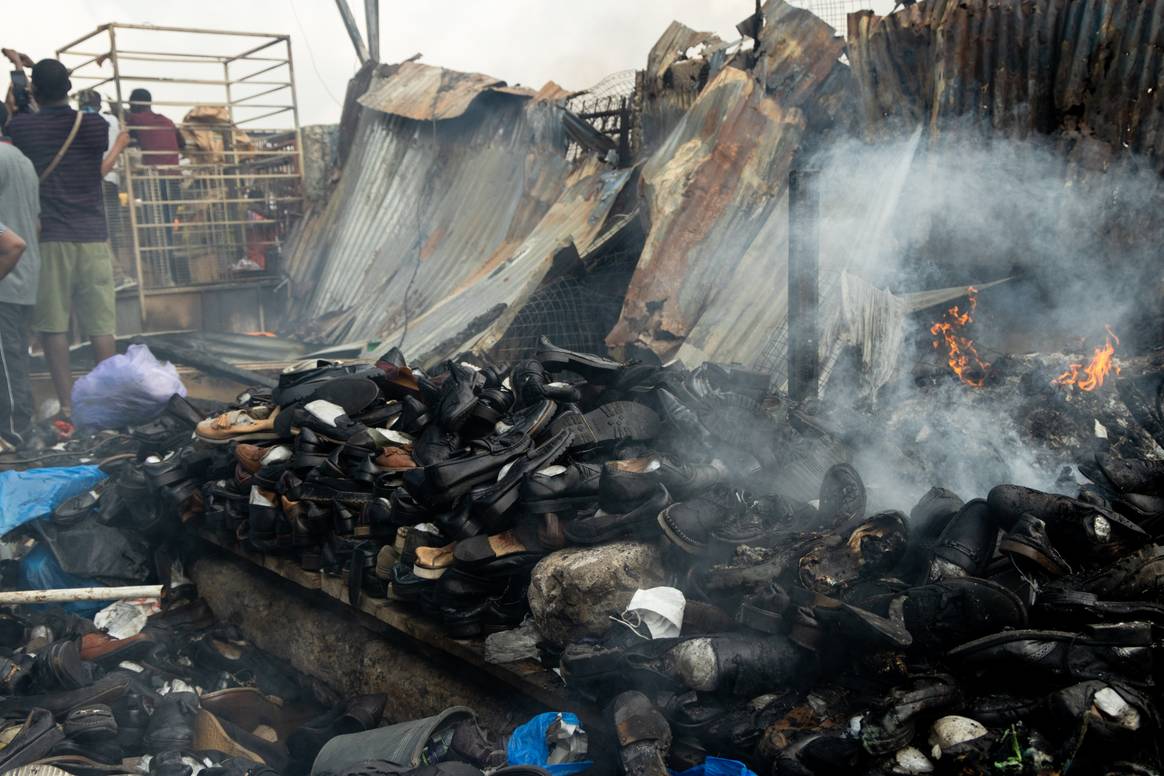 Enkele stapels schoenen op de Kantamantomarkt tijdens de brand