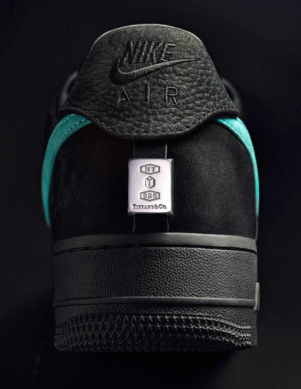 Photo Credits: Modelo de zapatillas Nike x Tiffany&Co. Air Force 1 1837. Tiffany&Co., fotografía de cortesía.