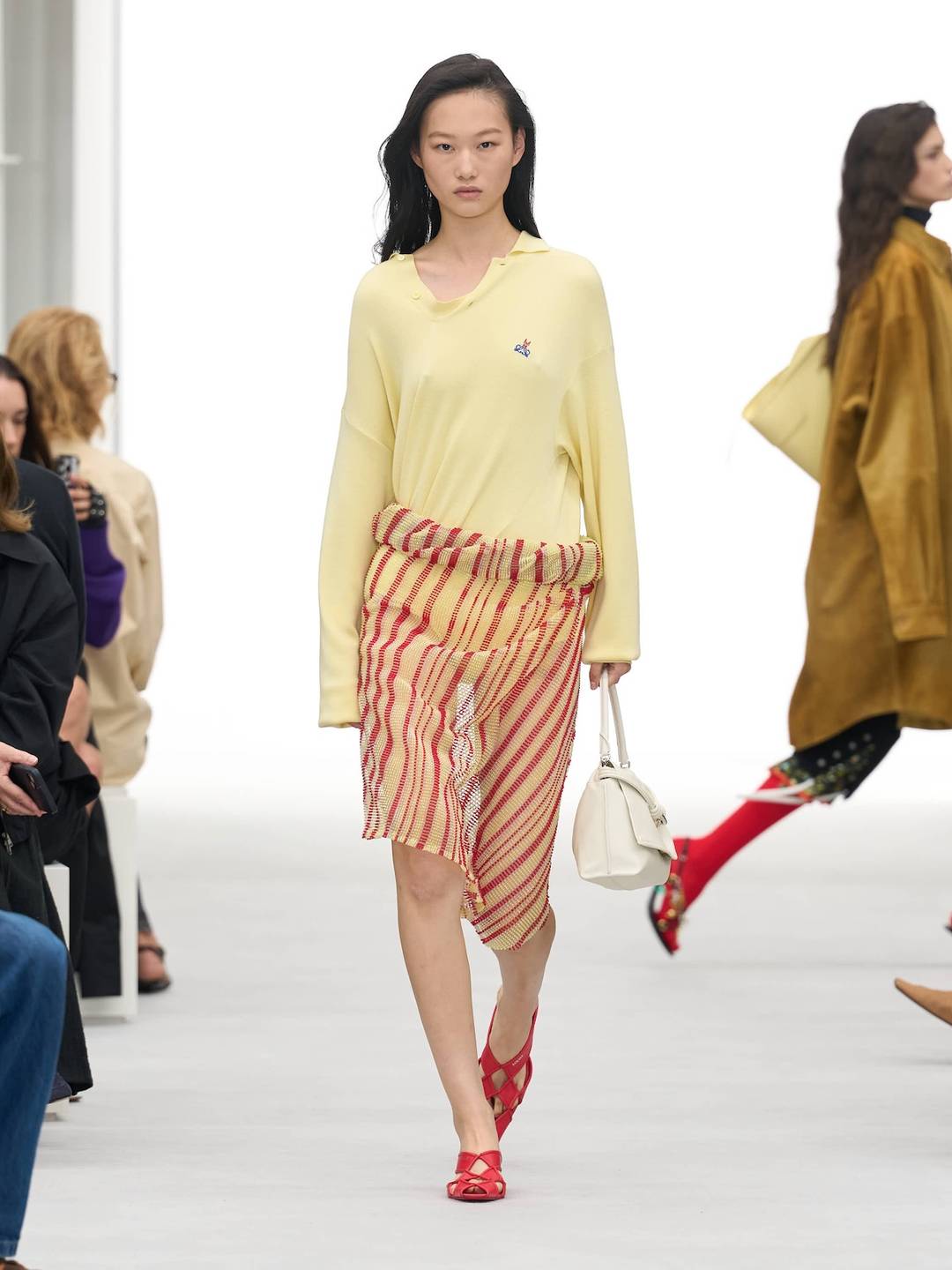 Loewe, sfilata di presentazione delle collezioni donna e uomo per la Primavera/Estate 2027.