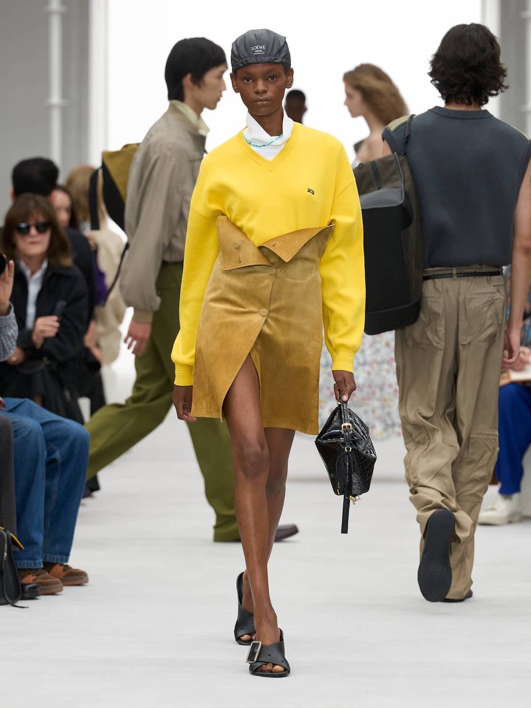 Loewe, sfilata di presentazione delle collezioni donna e uomo per la Primavera/Estate 2027.
