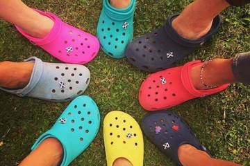 Crocs kann Quartalsgewinn nahezu verdoppeln