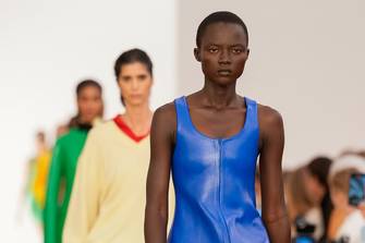 McCollough e Hernandez abbracciano l'eredità di Anderson nel loro debutto per Loewe