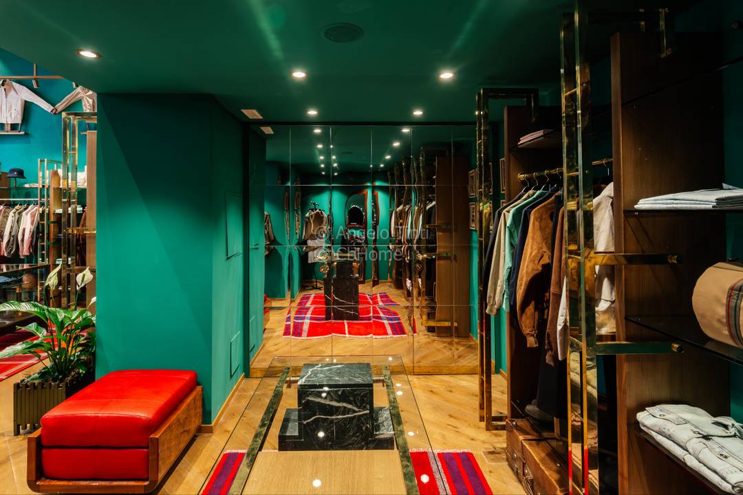 Lo store si trova in corso Genova