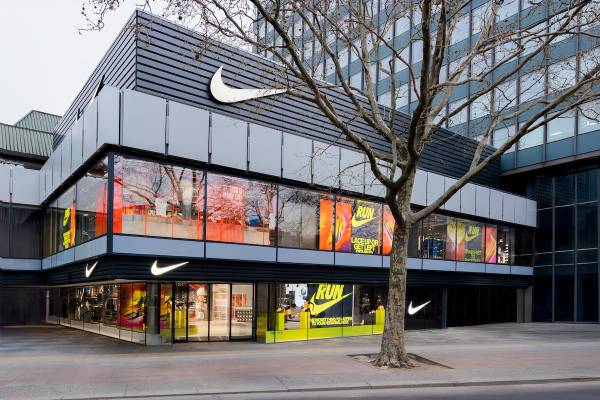 Nike registra un calo dei ricavi nel primo trimestre e un utile netto inferiore