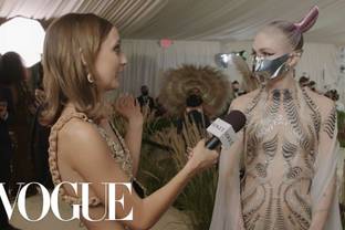 Video: Grimes in Iris van Herpen voor Met Gala 2021