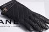 Chanel adquiere la firma de guantes Causse