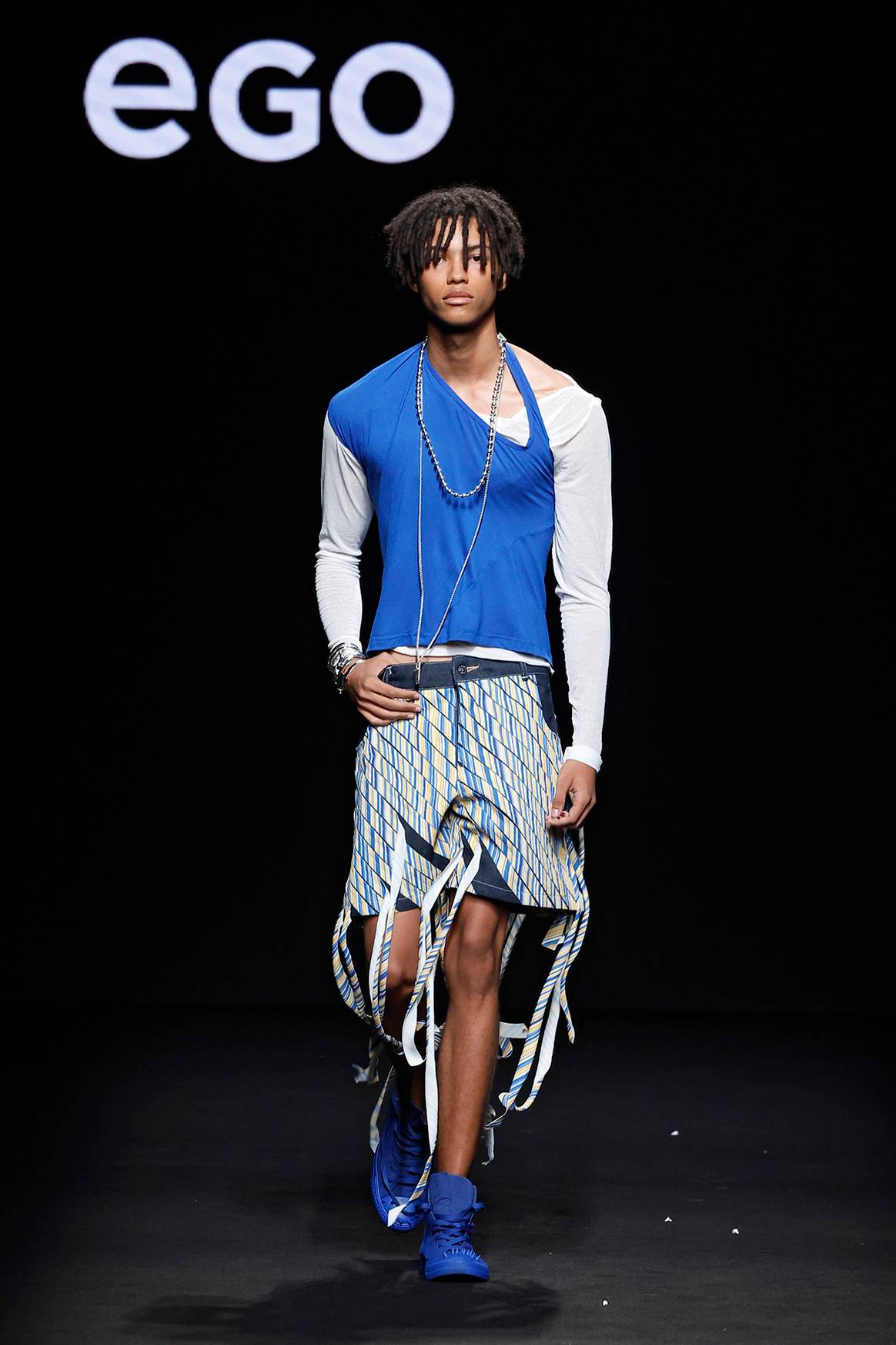 Desfile de Dimoni Studio, con piezas de UNOde50, en el circuito Ego de MBFW Madrid.