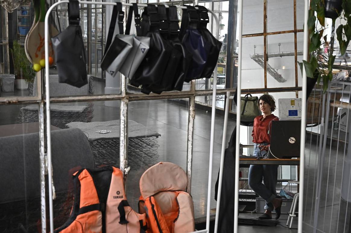 Lanchas neumáticas de migrantes transformadas en bolsos en Berlín