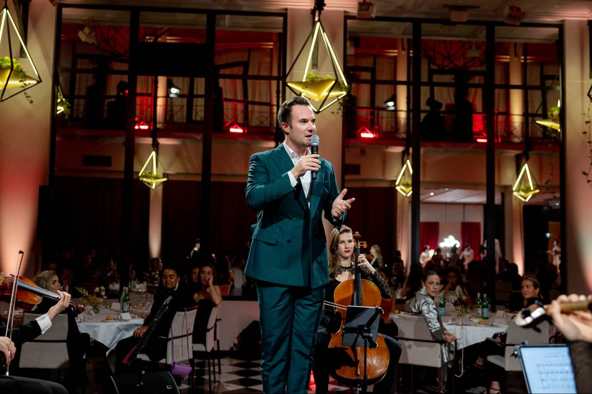Intimissimi CEO Matteo Veronesi tijdens het evenement in
Amsterdam. Beeld via Intimissimi / UPR, fotografie door Chantelle
Laurent.