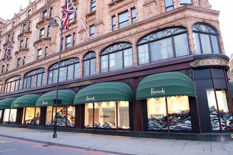 Kijken: Vetements maakt statement tegen overconsumptie in etalages Harrods