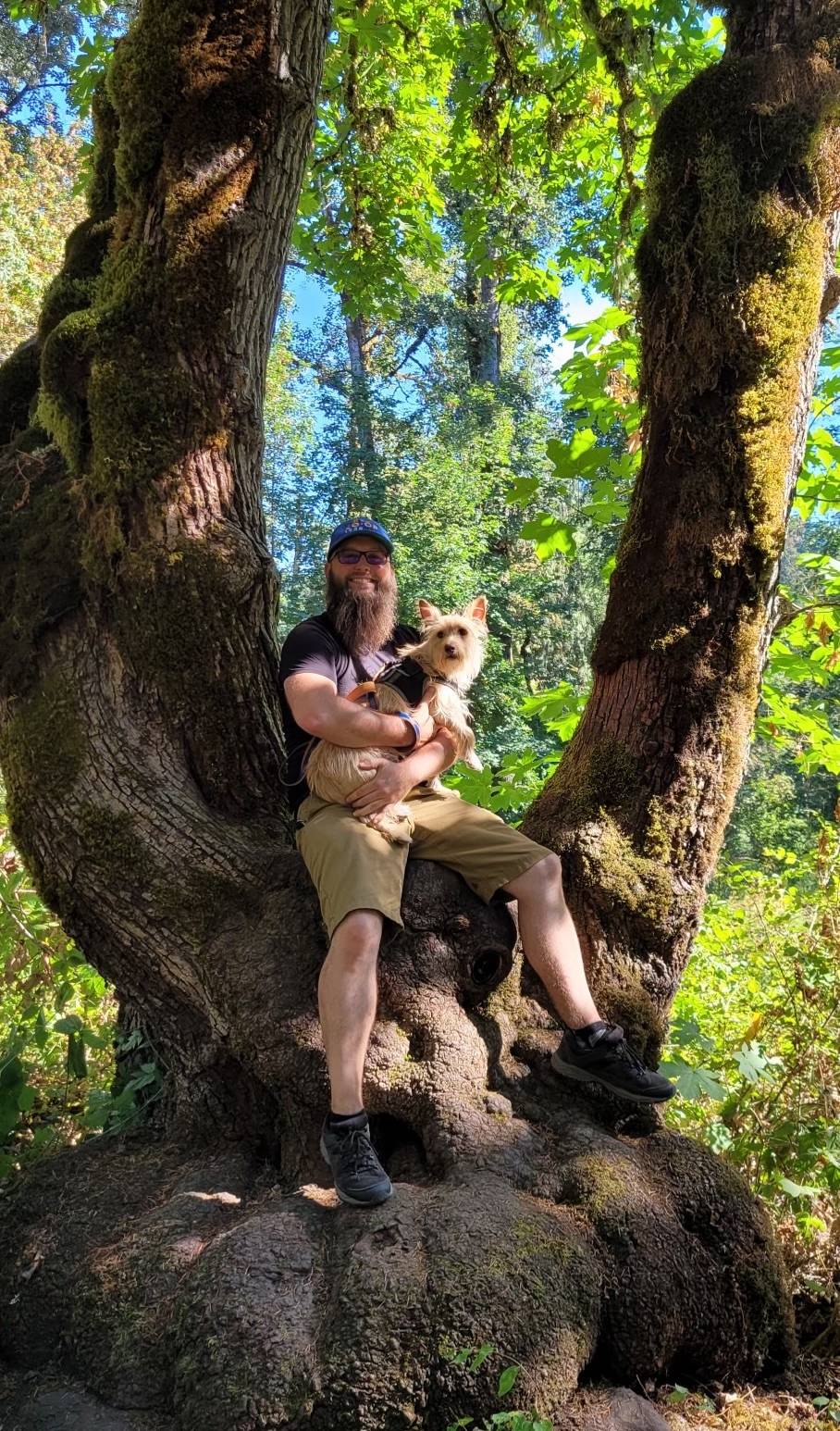 Dr. Adam Cobb con su perro Riley caminando por los bosques de Oregón, EE.UU.