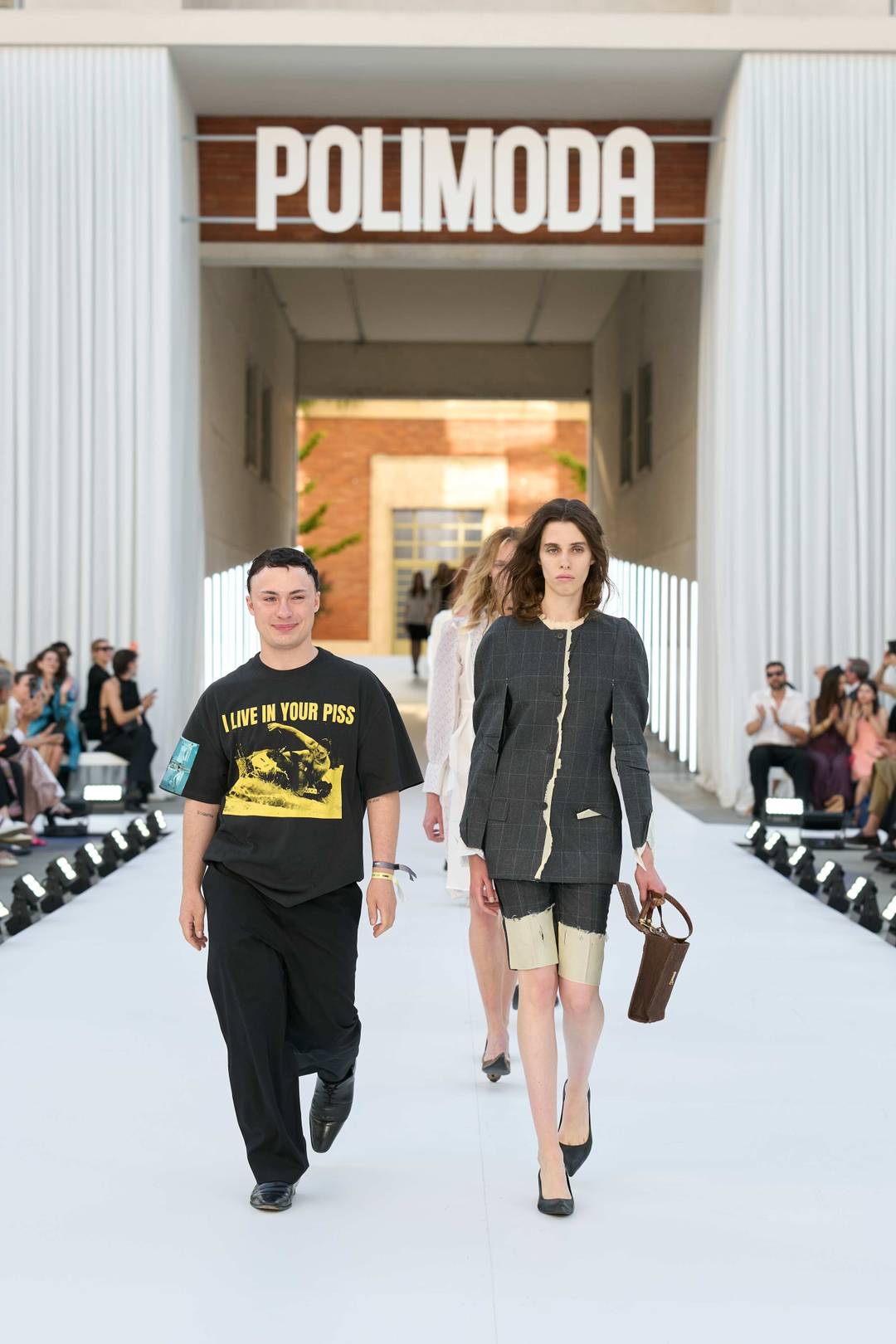 Una modella con un look di Vincenzo Junior Marrazzo e lo stilista