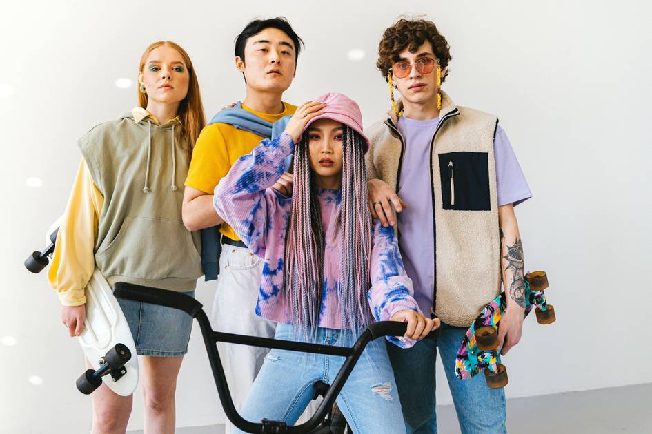 Podcast-Outfits-denen-sowohl-Millennials-als-auch-Gen-Z-zustimmen-k-nnen