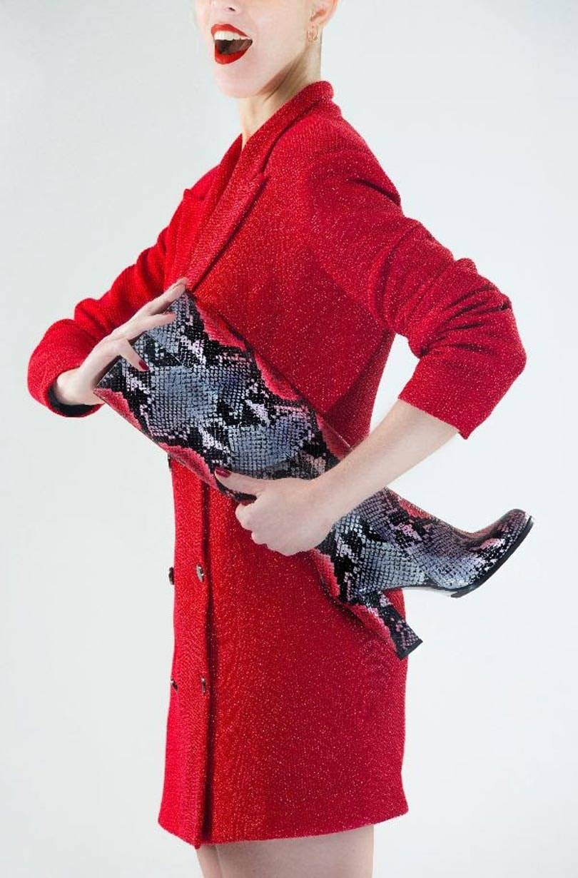 Lange laars grijs/rode snake ‘Scarlett’ | € 229,95 - Lang rood metallic colbert |  € 219,95.