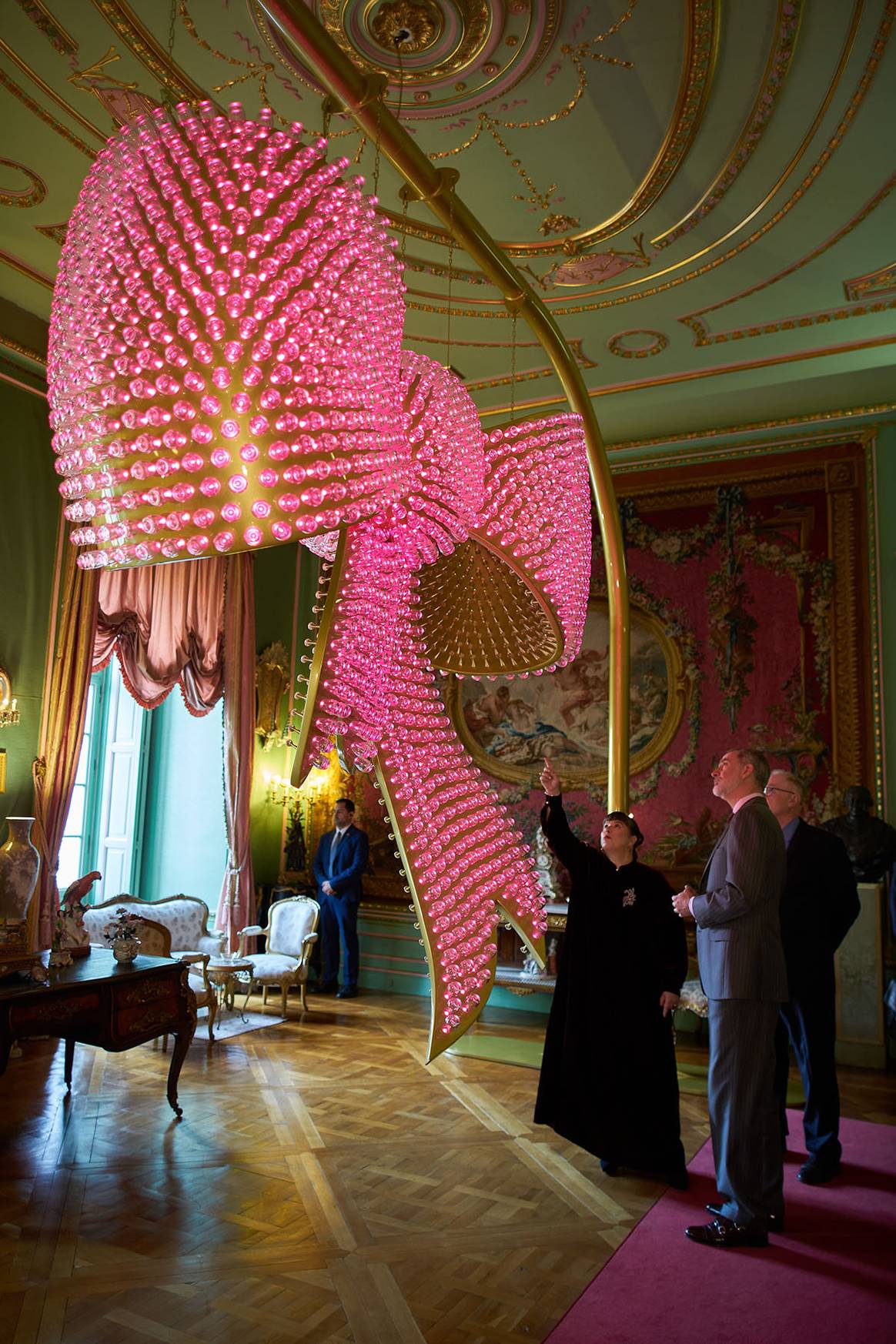 Felipe VI junto a la artista Joana Vasconcelos durante su recorrido por la exposición.