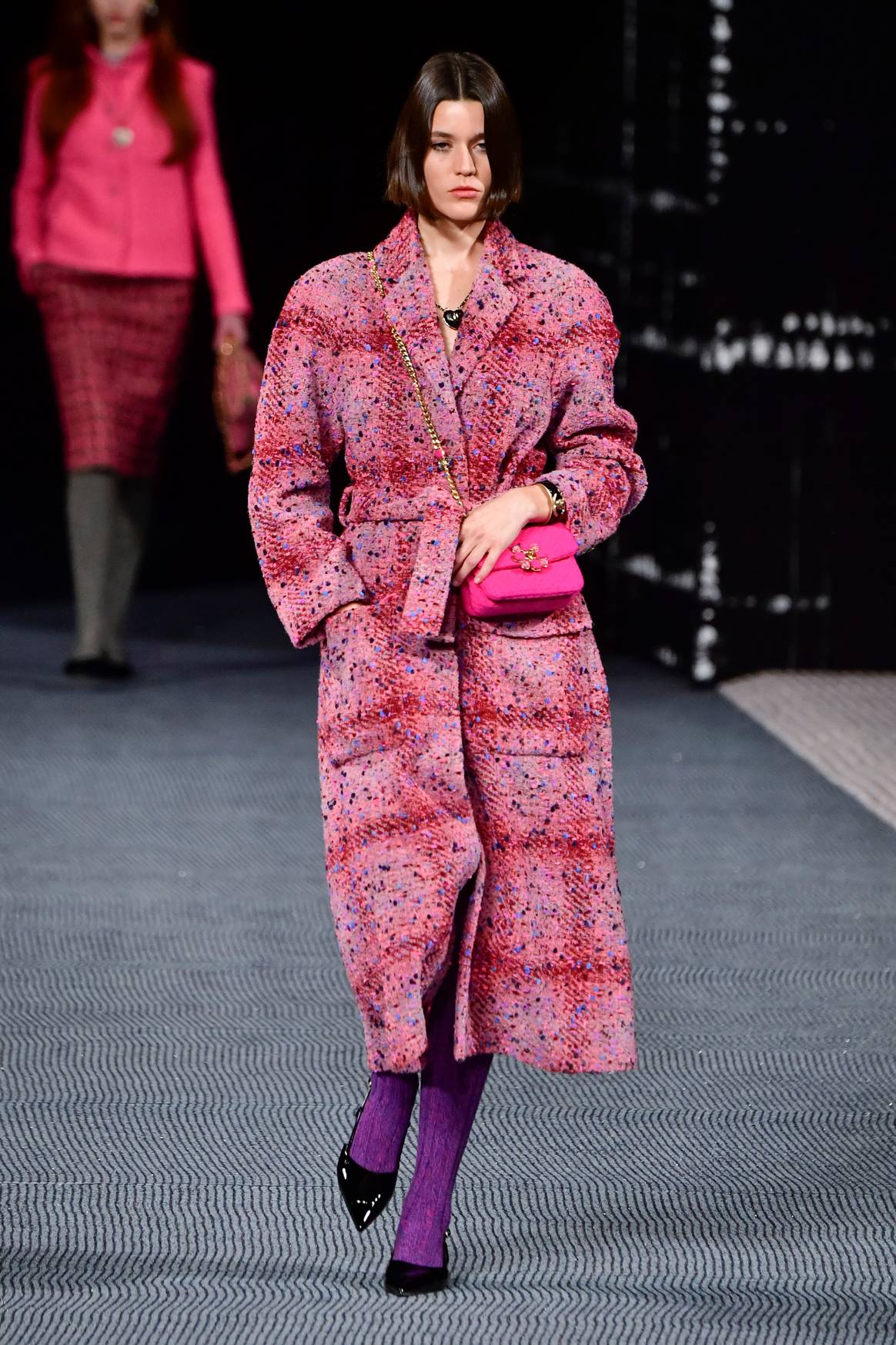 Eröffnungslook der FW22-Kollektion von Chanel. Bild:
CatwalkPictures