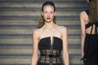 Fashion Week: Las joyas de la Corona británica inspiran a Julien Macdonald