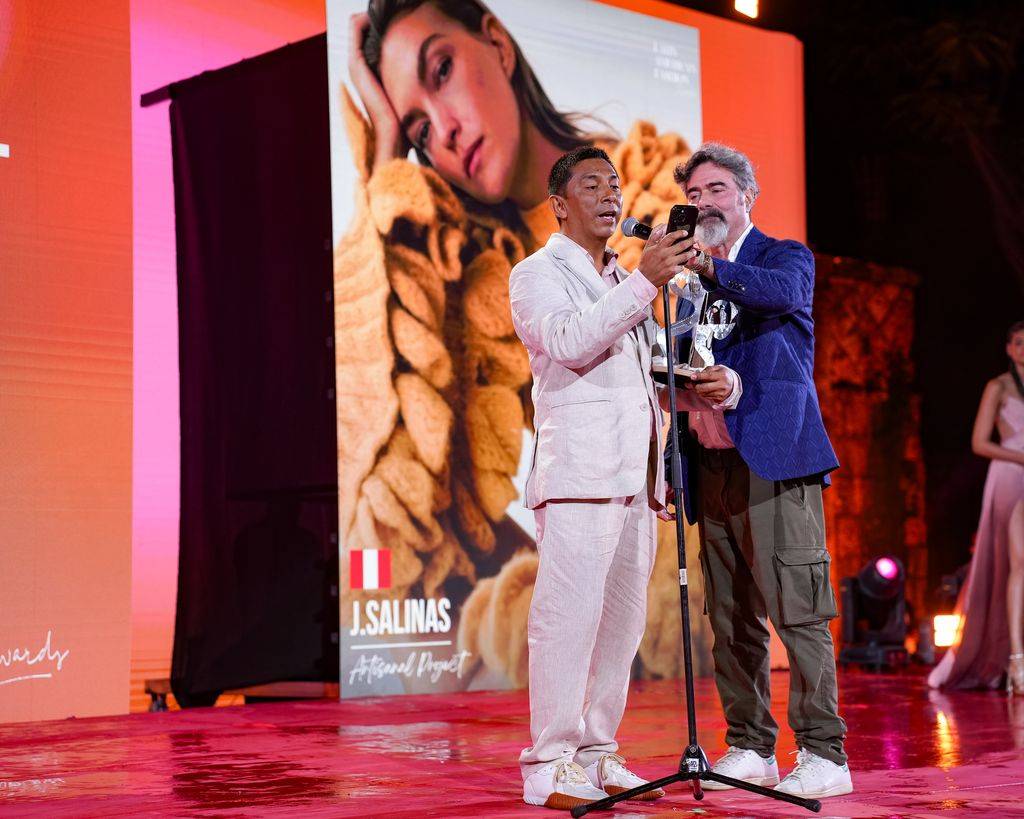 El peruano, Jorge Salinas se llevó el premio al Proyecto Artesanal del año en los Latin American Fashion Awards.