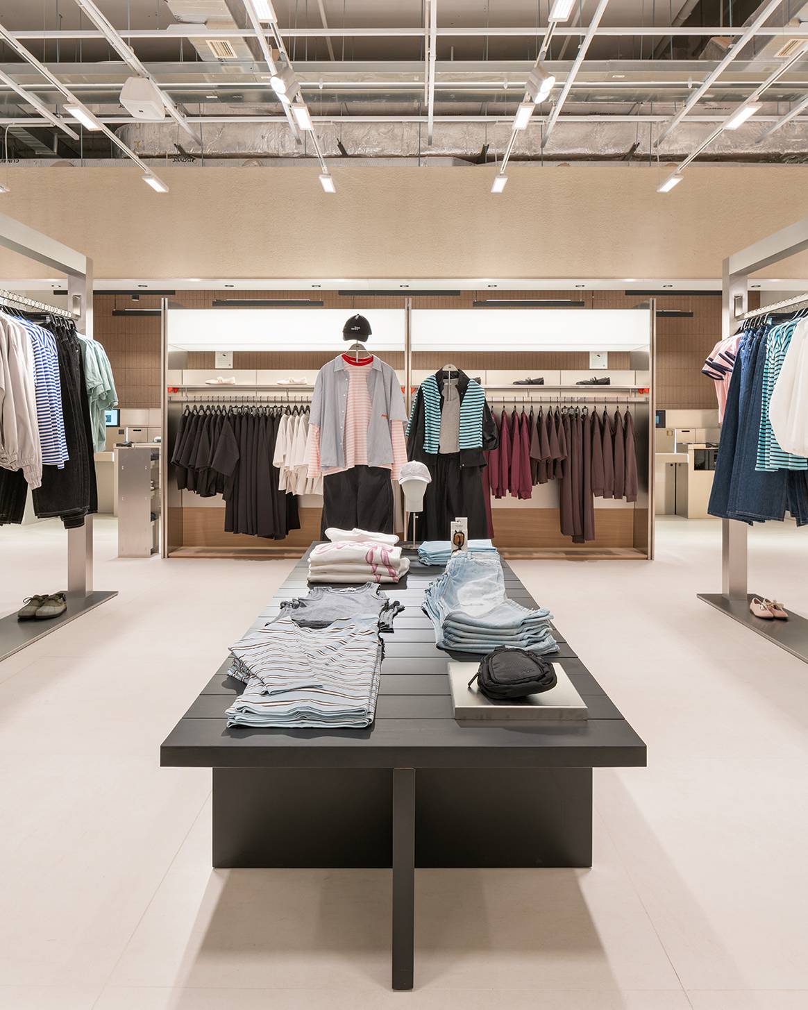 Tienda de Pull&Bear in the centro commercial Field's de Copenhague (Dinamarca).