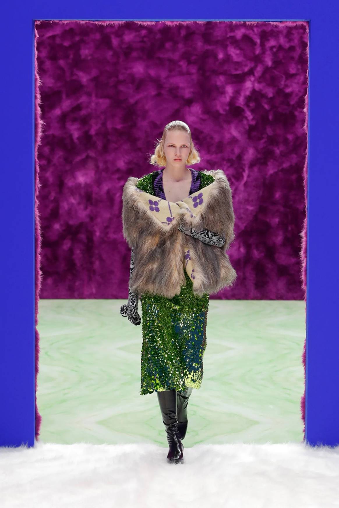 Prada bucea en la ambigüedad que separa lo masculino de lo femenino para su colección Womenswear FW21