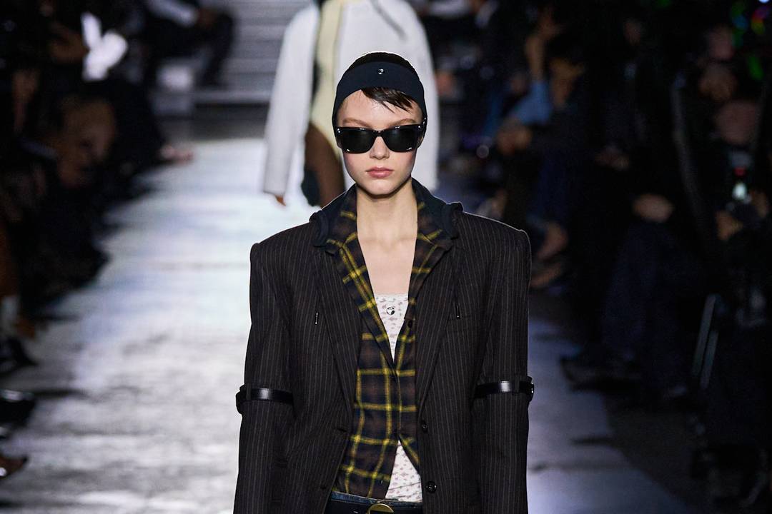 Catwalk beeld van Coperni FW25 ter illustratie van slimme mode in samenwerking met technologiebedrijven.
