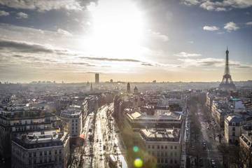 Macron invite à l'Élysée les créateurs et grands noms de la mode parisienne