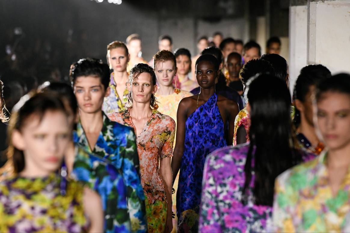 El diseñador de moda belga Dries van Noten es alabado por su uso único y vibrante del color y los estampados. Crédito: Dries van Noten SS23 vía Catwalkpictures.com