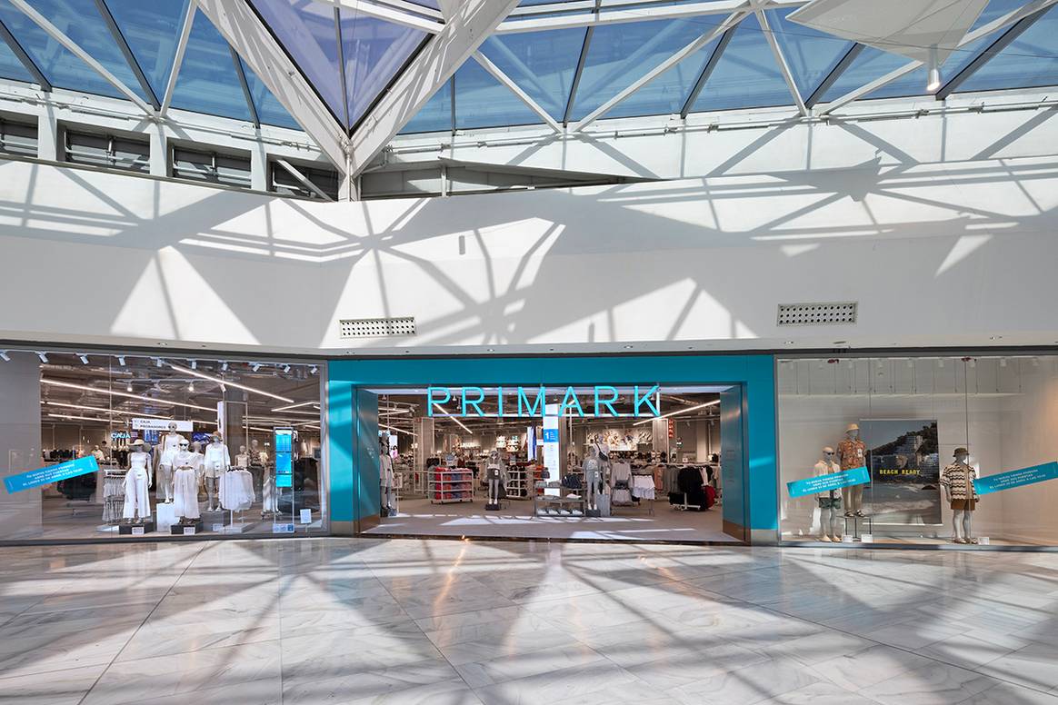 Tienda de Primark en el centro comercial Alcalá Magna de Alcalá de Henares, Madrid (España).