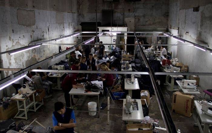 Cooperativas textiles rescatan a "esclavos" de talleres clandestinos en Argentina