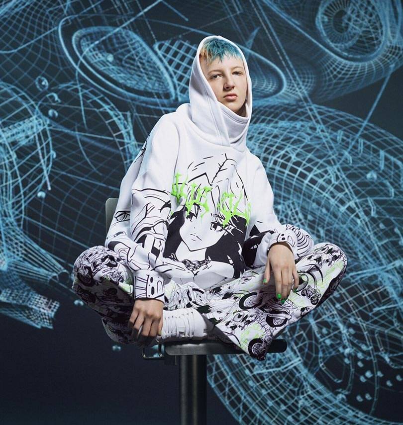 Ya está aquí la nueva colección de Billie Eilish para Bershka: prendas “genderless”, mascarillas e ilustraciones manga