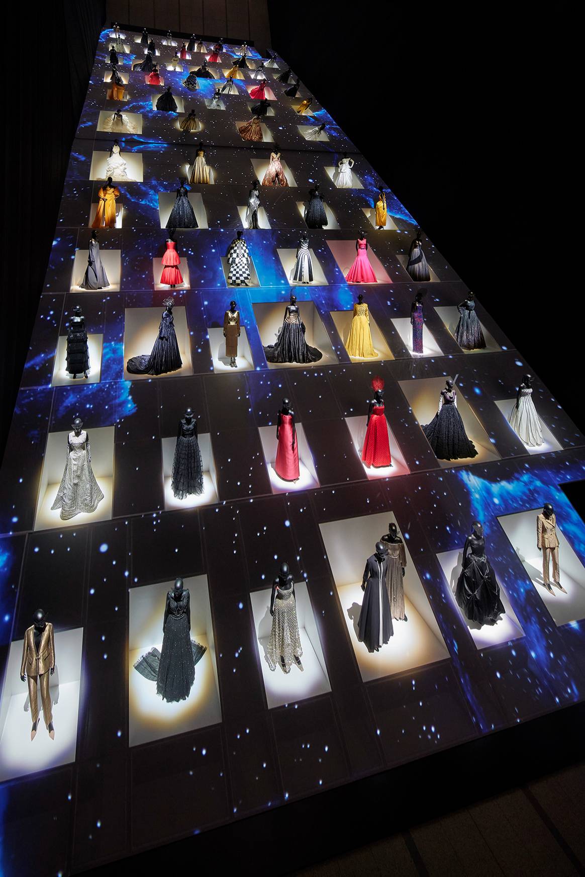 Photo Credits: Exposición “Christian Dior: Designer of Dreams”, en el Museo de Arte Contemporáneo MOT de Tokio. Daici Ano, fotografía de cortesía.