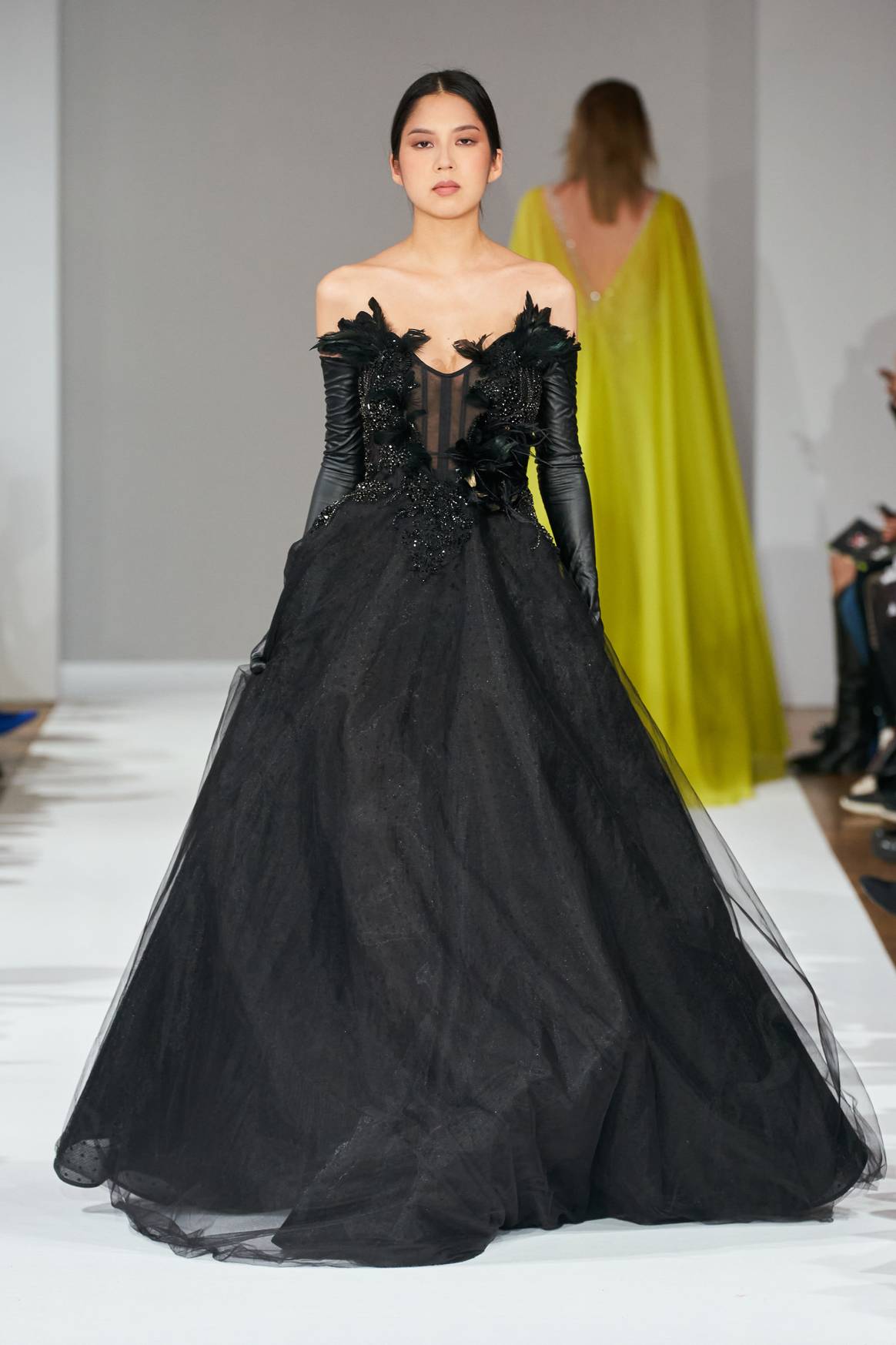 Vestidos de gran tamaño con mucho movimiento y detalle, como transparencias.