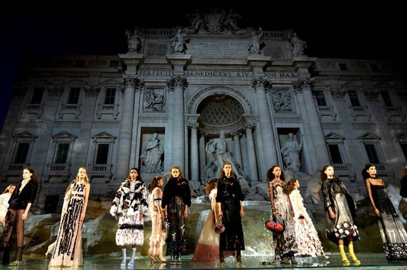 In beeld: Karl Lagerfeld's meest memorabele modeshows