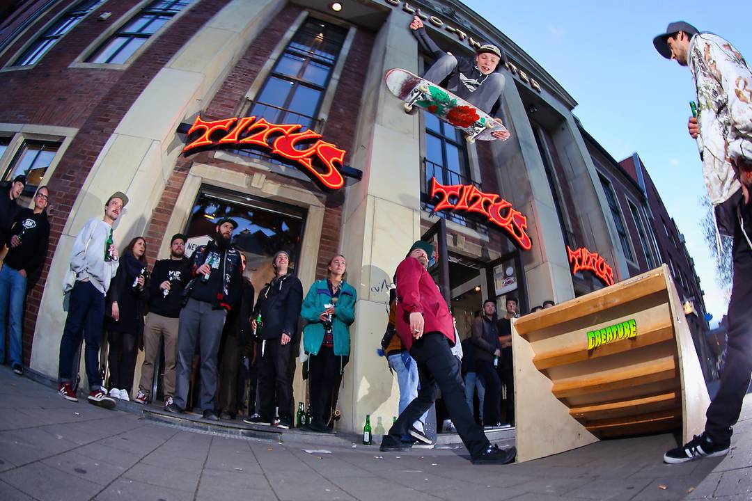 Titus Event vor einem Store.