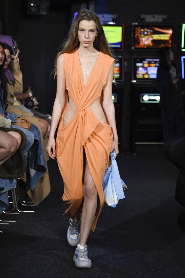 Beeld: JW Anderson SS23 via Catwalkpictures.com