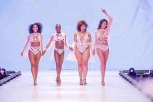 Трансгендер, лесбиянки и plus-size модели вышли на подиум в шоу Hunkemöller