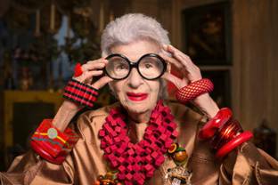 Iris Apfel, estrella nonagenaria de la publicidad y la moda