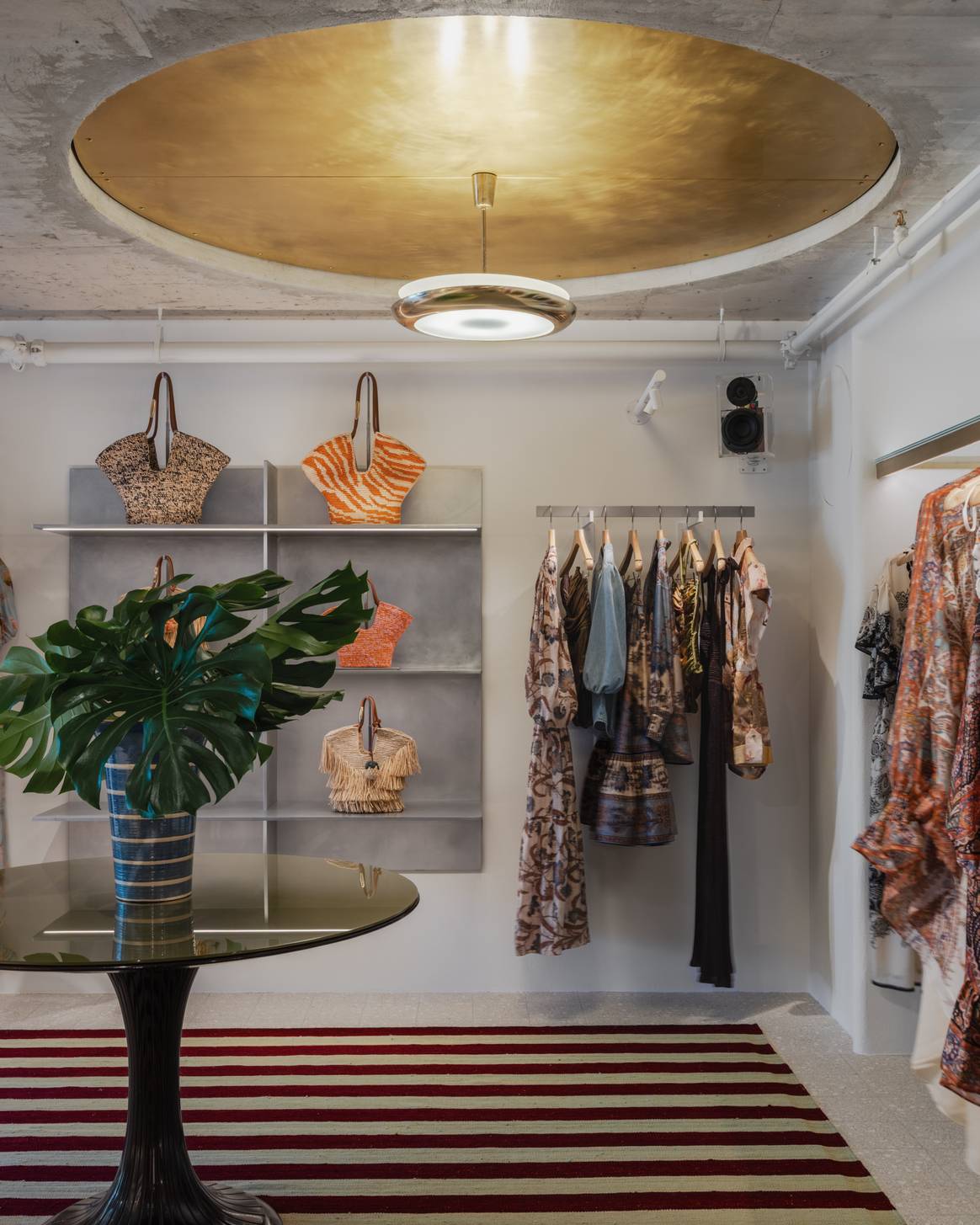 La marque y expose ses collections de prêt-à-porter.