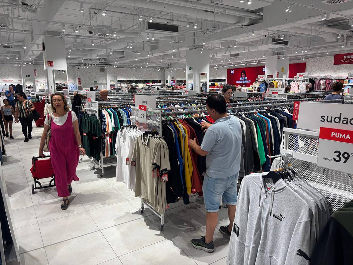 Tienda de Half Price en el centro comercial Ballonti de Portugalete, Vizcaya (España).