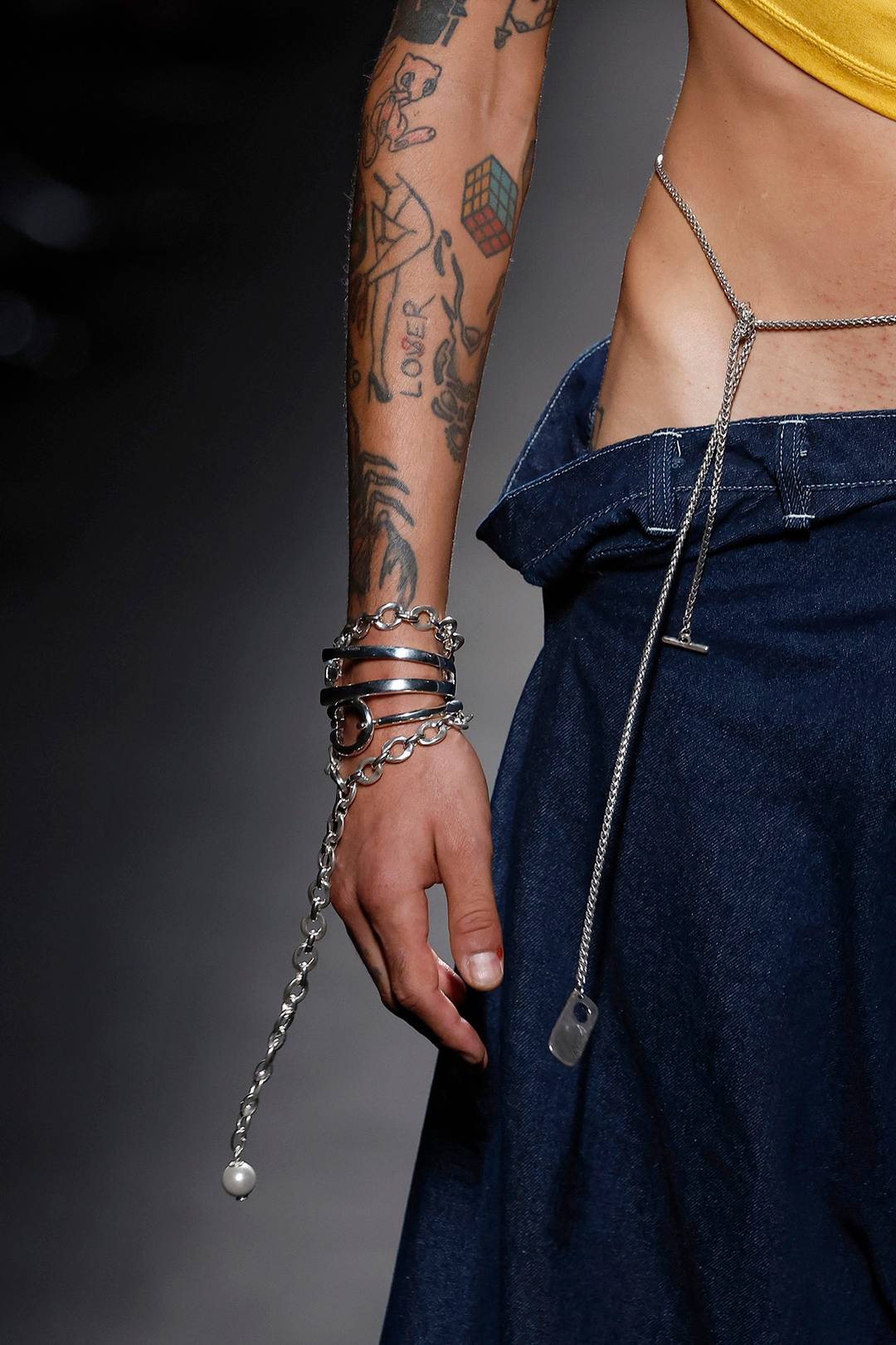 Desfile de Dimoni Studio, con piezas de UNOde50, en el circuito Ego de MBFW Madrid.